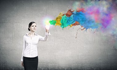 kadın ve renkli sıçraması.