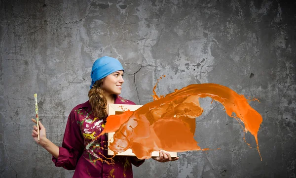 Målare som håller ramen med färgglada stänk — Stockfoto