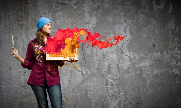 Pintor segurando quadro com salpicos coloridos — Fotografia de Stock