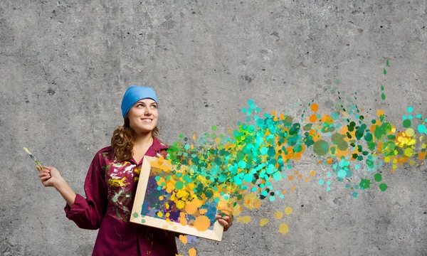 Pintor segurando quadro com salpicos coloridos — Fotografia de Stock