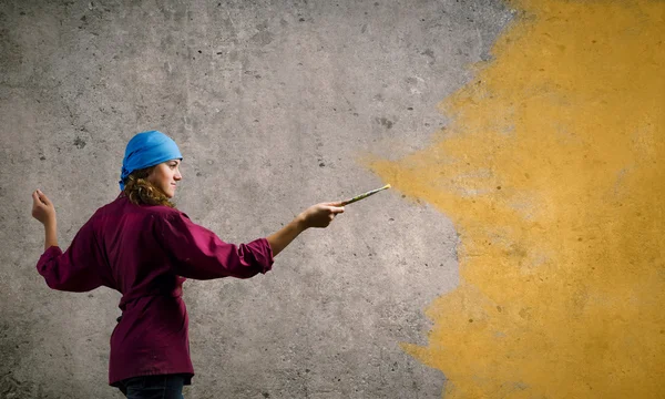 Menina pintor com escova — Fotografia de Stock