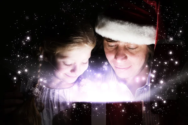 Vater und Tochter eröffnen Geschenk — Stockfoto