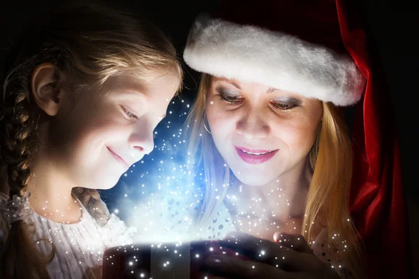 Regalo di apertura madre e figlia — Foto Stock