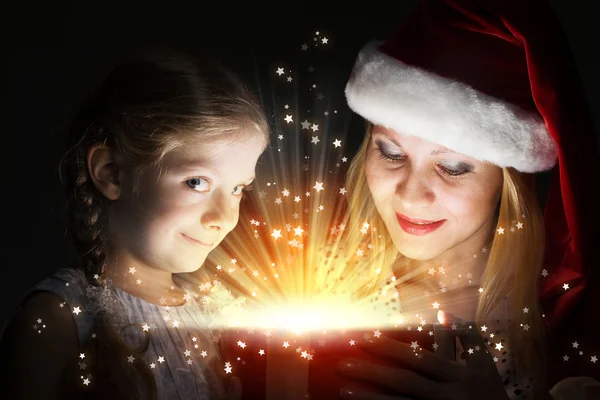 Madre e hija regalo de apertura — Foto de Stock