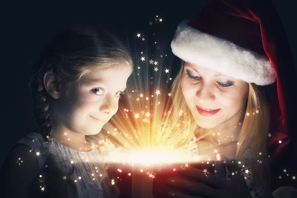 Madre e hija apertura regalo — Stockfoto