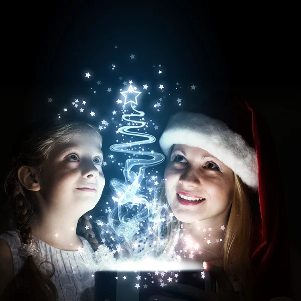 Madre e hija regalo de apertura — Foto de Stock