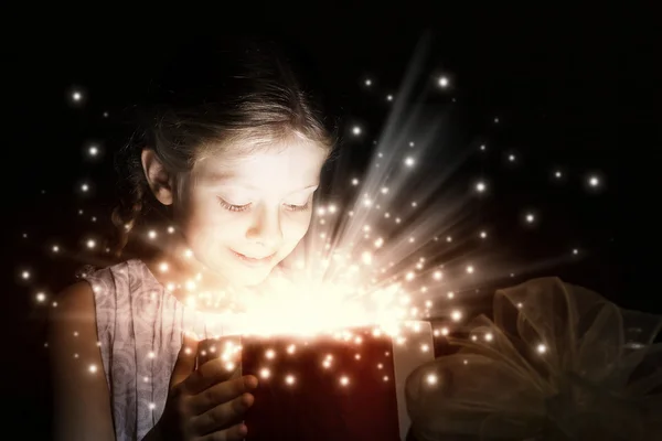 Menina abrindo presente de Natal — Fotografia de Stock