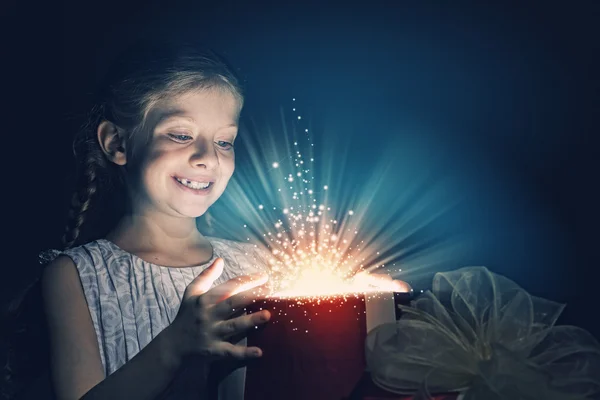 Mädchen öffnet Weihnachtsgeschenk — Stockfoto