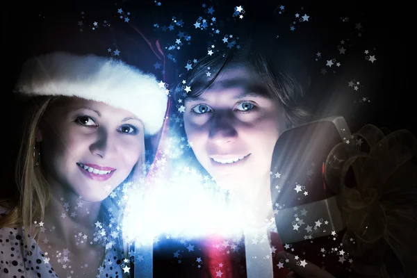 Hombre y mujer abriendo regalos de Navidad — Foto de Stock