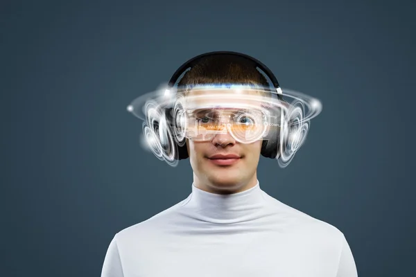 Hombre joven con auriculares — Foto de Stock