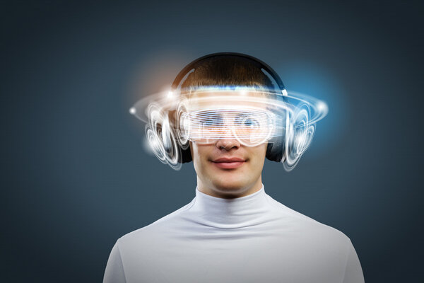 Молодой человек в наушниках