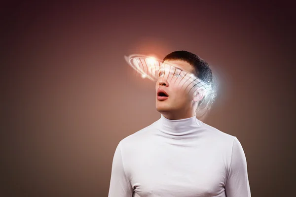 Hombre con holograma alrededor de la cabeza — Foto de Stock