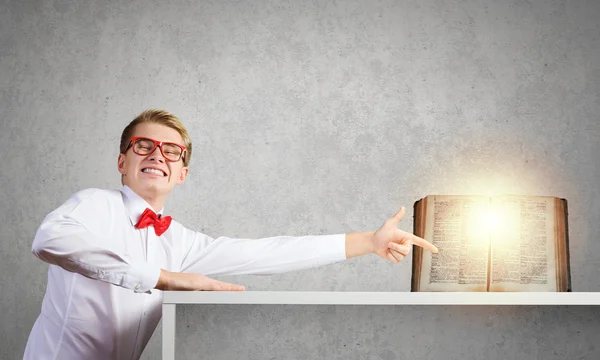 Mann zeigt auf aufgeschlagenes Buch — Stockfoto