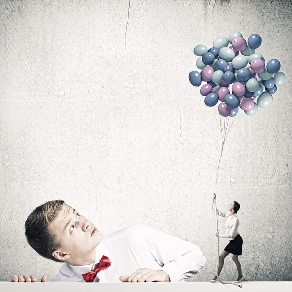 Hombre mirando a la mujer con globos —  Fotos de Stock