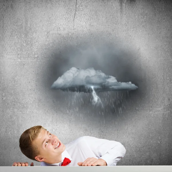 Man looking at raining cloud — Stock Photo, Image