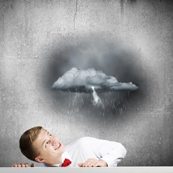 Man looking at raining cloud — Stock Photo, Image