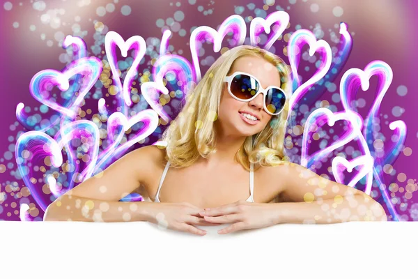 Vrouw in zonnebril met lege banner — Stockfoto