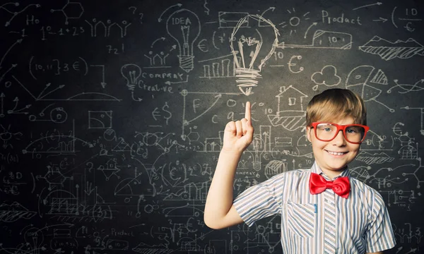 Genius menino perto de quadro negro com fórmulas — Fotografia de Stock