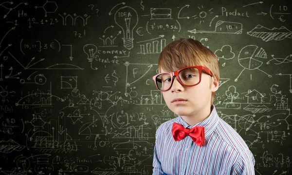 Genie jongen in de buurt van blackboard met formules — Stockfoto