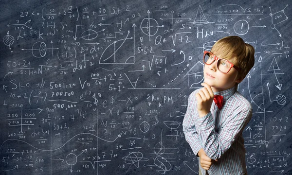 Genius boy vicino alla lavagna con formule — Foto Stock