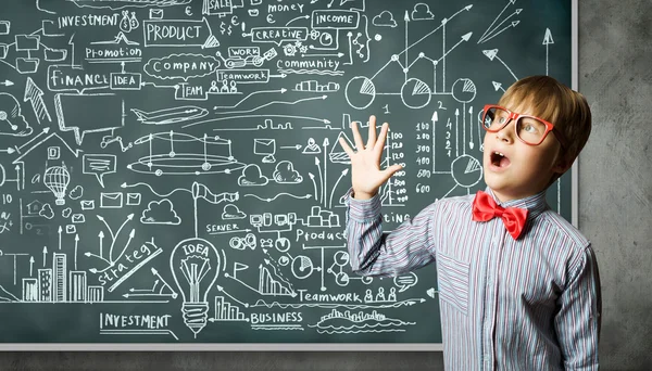 Genius pojke nära blackboard med formler — Stockfoto