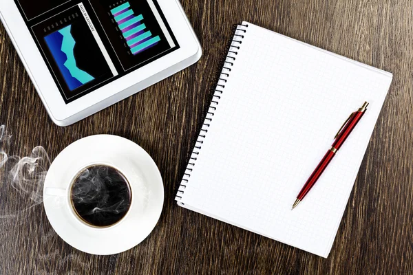 TabletPC, kopp kaffe och anteckningar — Stockfoto