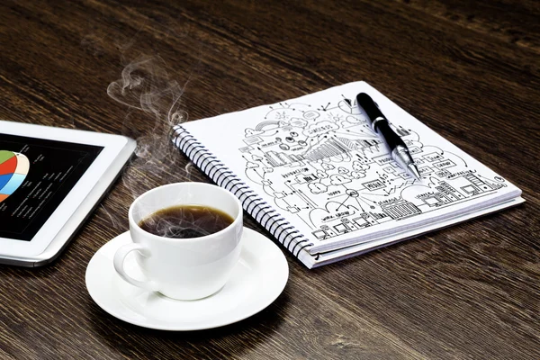 Tablet pc, kopje koffie en Kladblok — Stockfoto