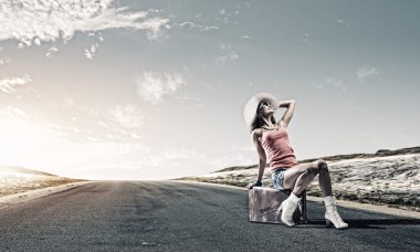 bavul üzerinde oturan kız traveler