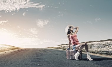 bavul üzerinde oturan kız traveler