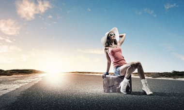 bavul üzerinde oturan kız traveler