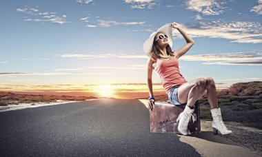 bavul üzerinde oturan kız traveler