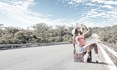 bavul üzerinde oturan kız traveler