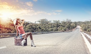 bavul üzerinde oturan kız traveler