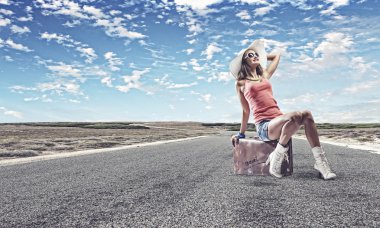 bavul üzerinde oturan kız traveler