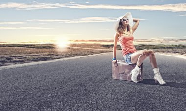 bavul üzerinde oturan kız traveler