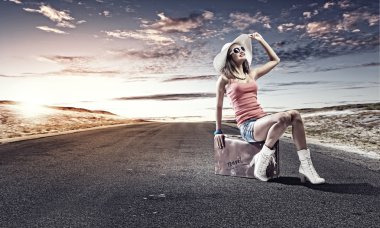 bavul üzerinde oturan kız traveler