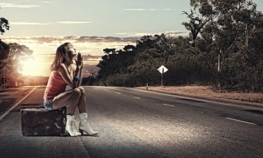 bavul üzerinde oturan kız traveler