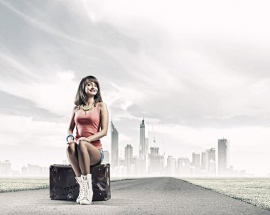 bavul üzerinde oturan kız traveler