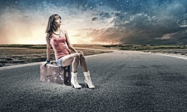 bavul üzerinde oturan kız traveler