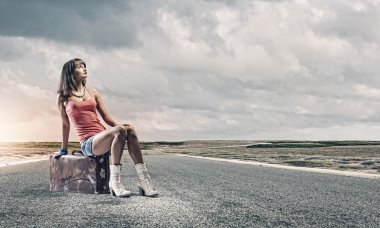 bavul üzerinde oturan kız traveler