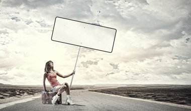 bavul üzerinde oturan kız traveler