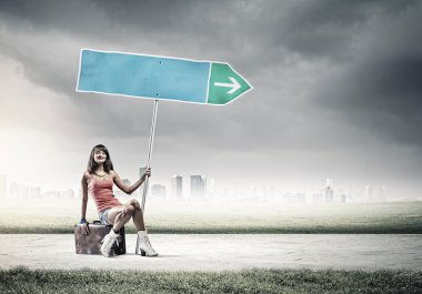 bavul üzerinde oturan kız traveler