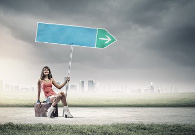 bavul üzerinde oturan kız traveler