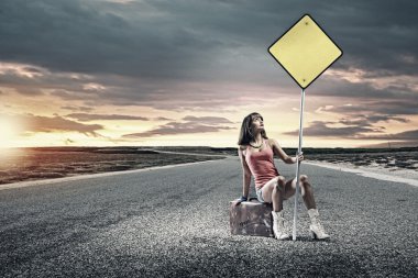 bavul üzerinde oturan kız traveler