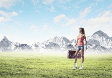 bavulla yürüyen kadın turist