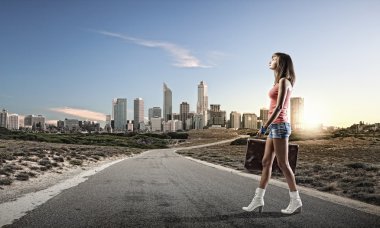 yolda yürürken bavul ile turizm