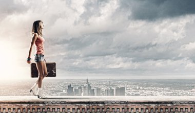 bavulla yürüyen kadın turist