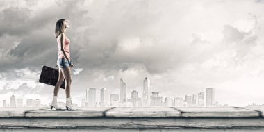 bavulla yürüyen kadın turist