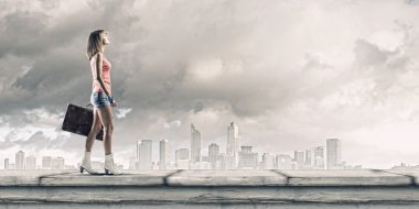 bavulla yürüyen kadın turist