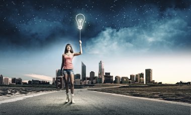 yolda yürürken bavul ile turizm